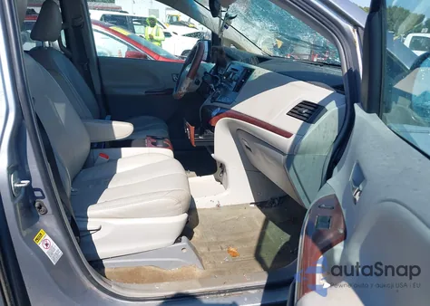 2011 Toyota Sienna Xle V6 z USA, uszkodzony, nr VIN 5TDYK3DC1BS164179